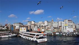 土耳其伊斯坦堡金角灣冬景土耳其冬季遲來，氣象預報顯示，到12月氣溫才會下降，安卡拉和伊斯坦堡較正常氣溫高攝氏2到5度。圖為今年2月1日攝於伊斯坦堡金角灣的冬季景象。中央社記者何宏儒伊斯坦堡攝　108年11月20日