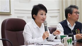 台中空品不良　盧秀燕聽取應變指揮中心報告台中市5日空氣品質不良，達到空污預警二級（AQI>100）狀況，台中市長盧秀燕（左）新增行程，視察跨局處空品應變指揮中心並聆聽跨局處報告應變作為。（台中市政府提供）中央社記者郝雪卿傳真　109年1月5日