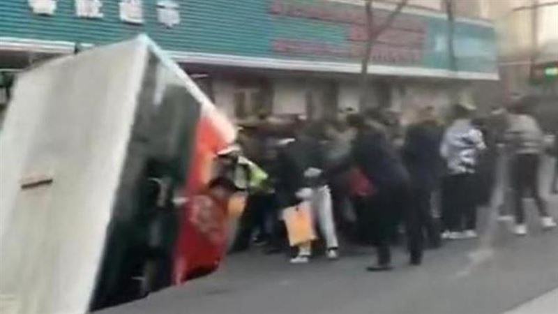 中國西寧路面塌陷　公車墜坑4人失聯