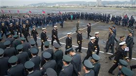 黑鷹殉職將士聯合公祭  陸海空軍列隊致意黑鷹直升機失事造成參謀總長沈一鳴上將等8人殉職，14日上午在空軍松山基地指揮部舉辦聯合公祭，現場陸、海、空軍代表列隊向殉職將官致意。中央社記者林俊耀攝  109年1月14日