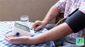 名家專用／NOW健康／日本高血壓學會建議，量血壓的好時機在剛睡醒與睡前，台灣高血壓學會同時呼籲，2隻手臂血壓都要量。（勿用）
