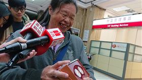 庚子鼠年套幣14日起發售 精美設計驚艷民眾庚子鼠年套幣14日起發售，民眾曹小姐對於套幣非常滿意，特別是銅合金幣上彩色漸層的「醉芙蓉」設計，讓她非常驚豔。中央社記者潘姿羽攝 109年1月14日