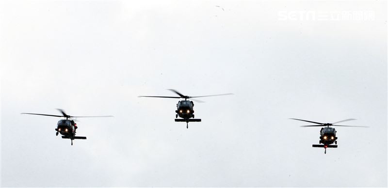 3架黑鷹直升機以分列式飛越會場。（記者邱榮吉/攝影）