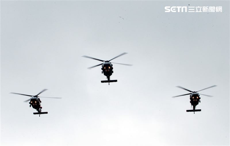 3架黑鷹直升機以分列式飛越會場。（記者邱榮吉/攝影）