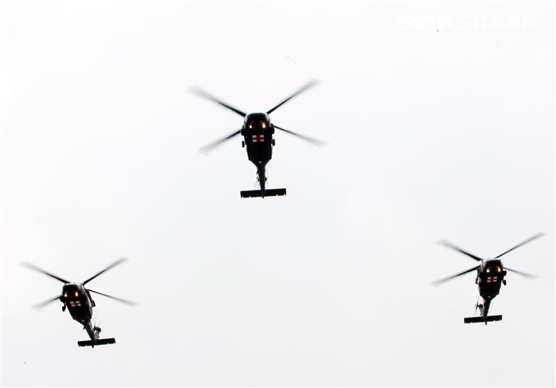 3架黑鷹直升機以分列式飛越會場。（記者邱榮吉/攝影）
