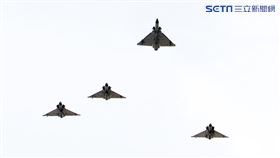 4架幻象戰機，其中左二幻象戰機往上拉升，離開整個梯隊，代表對總長沈一鳴等殉職將士的致敬。（記者邱榮吉/攝影）