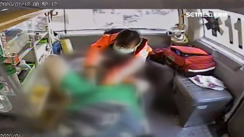 臨盆母救護車上急產　消防員機智接生