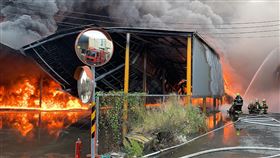台南工廠火警台南市永康區一家工廠25日上午發生火警，消防局獲報後立即派遣人車前往搶救，由於廠區存放木棧板延燒快速，遠處就可看見冒出的濃煙。（台南市消防局提供）中央社記者楊思瑞台南傳真  108年12月25日