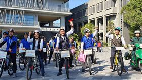 潘孟安率隊送雞湯給獨老屏東縣政府與屏東基督教醫院辦理的「雞湯送暖天使傳愛」活動，屏東縣長潘孟安（前左3）14日騎腳踏車率隊送雞湯給獨居老人。中央社記者郭芷瑄攝　109年1月14日