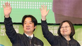 確定連任　蔡總統：大家一起守住台灣自由民主總統蔡英文（右）確定連任，她11日晚間舉行國際記者會後，在競總外和民進黨副總統候選人賴清德（左）一起向支持民眾致意時表示，謝謝台灣人民的勇氣與堅持，大家一起守住台灣這塊自由土地、這個民主的堡壘，「蔡英文守住了」。中央社記者郭日曉攝　109年1月11日