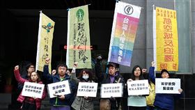 桃機第三跑道環評　民團環保署前抗議台灣人權促進會14日到環保署前抗議桃園國際機場第三跑道開發案，指出桃園機場航空城作為全台最大的徵收案，在區段徵收及社會影響評估上做的過於簡略，安置計畫也不充分。中央社記者張雄風攝　109年1月14日