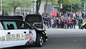 沈一鳴,啟靈車隊,致意,國旗　軍聞社提供
