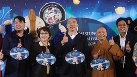 韓國瑜出席高雄燈會藝術節記者會（1）高雄市長韓國瑜（中）14日在鳳山行政中心出席高雄燈會藝術節記者會，與燈會創意總監楊佳璋（左起）、市府副秘書長林淑娟、佛光山慧傳法師及市府觀光局長邱俊龍等人合影留念。中央社記者董俊志攝  109年1月14日