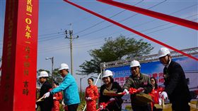 金門就業中心新大樓動土（1）金門就業中心辦公廳舍新建工程14日動土，勞動部長許銘春（前右3）、金門縣長楊鎮浯（前右4）和行政院金馬聯合服務中心執行長翁明志（前右2）等人出席。中央社記者黃慧敏攝　109年1月14日