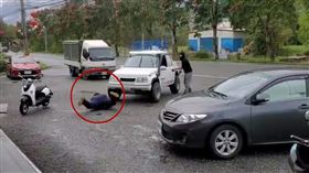 影／跌得狗吃屎！他搶農會「褲子一直掉」　超落漆網笑翻（圖／翻攝自爆料公社臉書）