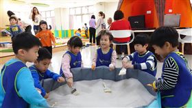 蘆洲兒童親子分館重新啟用　化身恐龍樂園（1）新北市立圖書館蘆洲兒童親子分館經閱讀空間再造，14日重新啟用，館內打造以「恐龍」為主題的融合玩具圖書館，並設置考古沙坑，讓小朋友玩得不亦樂乎。（館方提供）　中央社記者葉臻傳真　109年1月14日