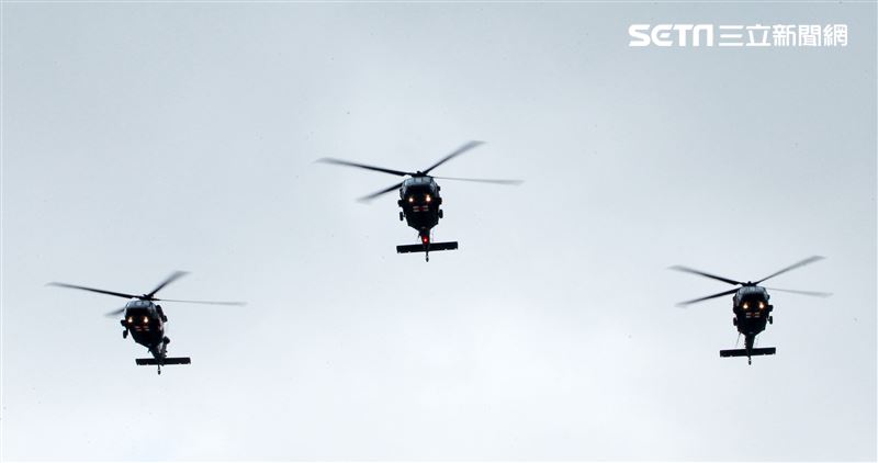 3架黑鷹直升機以分列式飛越會場。（記者邱榮吉/攝影）