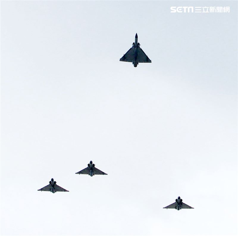 4架幻象戰機，其中左二幻象戰機往上拉升，離開整個梯隊，代表對總長沈一鳴等殉職將士的致敬。（記者邱榮吉/攝影）