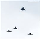 4架幻象戰機，其中左二幻象戰機往上拉升，離開整個梯隊，代表對總長沈一鳴等殉職將士的致敬。（記者邱榮吉/攝影）