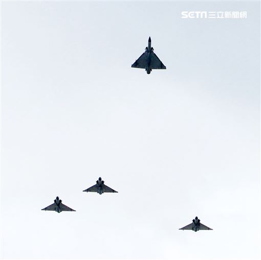 4架幻象戰機，其中左二幻象戰機往上拉升，離開整個梯隊，代表對總長沈一鳴等殉職將士的致敬。（記者邱榮吉/攝影）