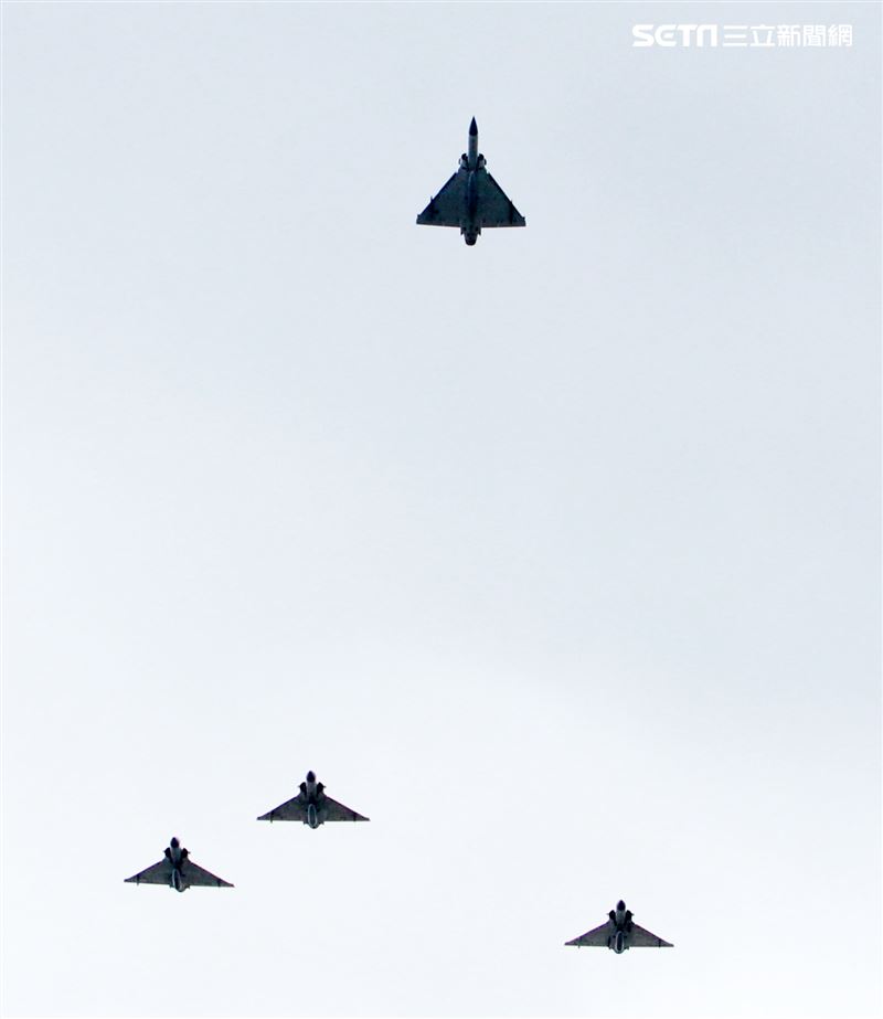 4架幻象戰機，其中左二幻象戰機往上拉升，離開整個梯隊，代表對總長沈一鳴等殉職將士的致敬。（記者邱榮吉/攝影）