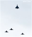 4架幻象戰機，其中左二幻象戰機往上拉升，離開整個梯隊，代表對總長沈一鳴等殉職將士的致敬。（記者邱榮吉/攝影）