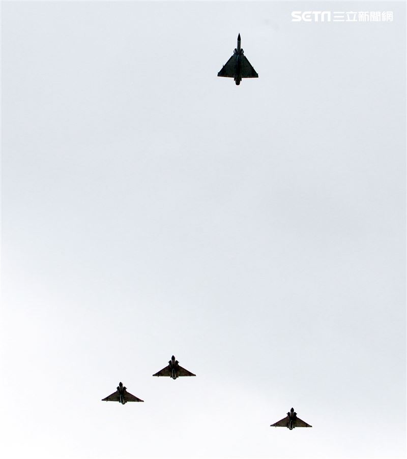 4架幻象戰機，其中左二幻象戰機往上拉升，離開整個梯隊，代表對總長沈一鳴等殉職將士的致敬。（記者邱榮吉/攝影）