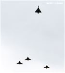 4架幻象戰機，其中左二幻象戰機往上拉升，離開整個梯隊，代表對總長沈一鳴等殉職將士的致敬。（記者邱榮吉/攝影）