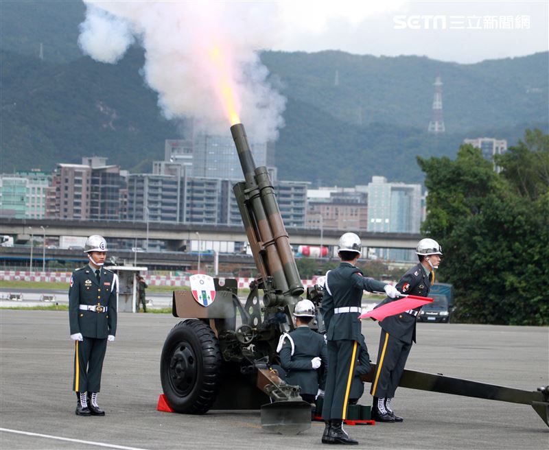 「0102殉職將士」聯合公祭現場會以19響「矧砲」送車隊離開。（記者邱榮吉/攝影）