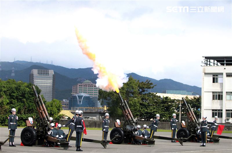 「0102殉職將士」聯合公祭現場會以19響「矧砲」送車隊離開。（記者邱榮吉/攝影）