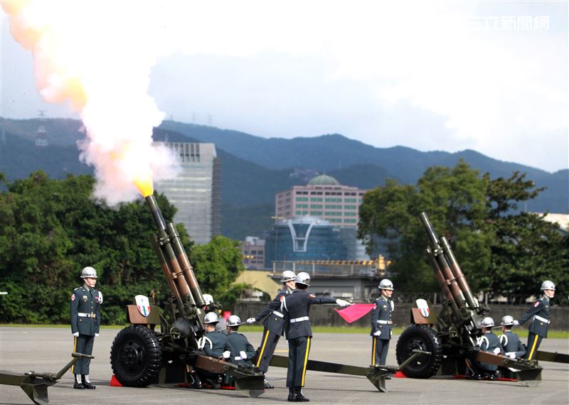 「0102殉職將士」聯合公祭現場會以19響「矧砲」送車隊離開。（記者邱榮吉/攝影）