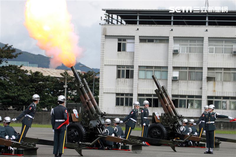 「0102殉職將士」聯合公祭現場會以19響「矧砲」送車隊離開。（記者邱榮吉/攝影）