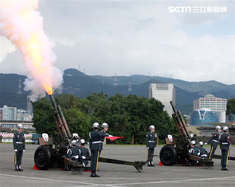 「0102殉職將士」聯合公祭現場會以19響「矧砲」送車隊離開。（記者邱榮吉/攝影）