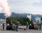 「0102殉職將士」聯合公祭現場會以19響「矧砲」送車隊離開。（記者邱榮吉/攝影）
