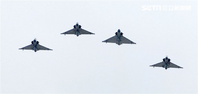 4架幻象戰機，其中左二幻象戰機往上拉升，離開整個梯隊，代表對總長沈一鳴等殉職將士的致敬。（記者邱榮吉/攝影）