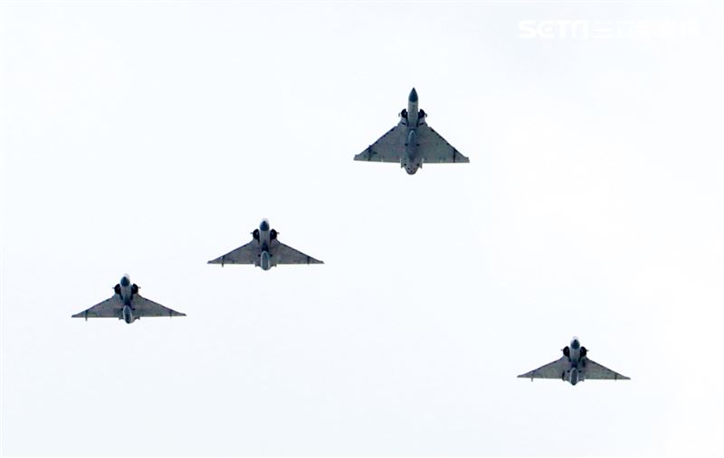 4架幻象戰機，其中左二幻象戰機往上拉升，離開整個梯隊，代表對總長沈一鳴等殉職將士的致敬。（記者邱榮吉/攝影）