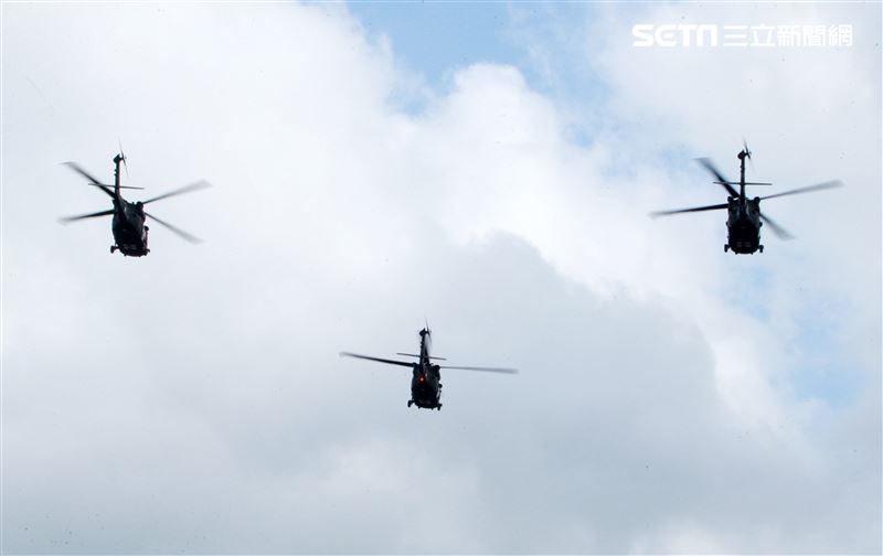 3架黑鷹直升機以分列式飛越會場。（記者邱榮吉/攝影）
