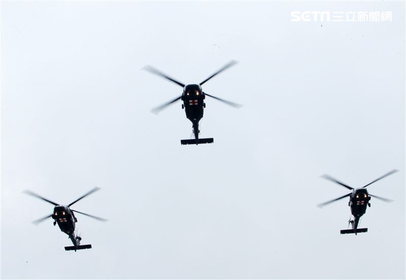 3架黑鷹直升機以分列式飛越會場。（記者邱榮吉/攝影）