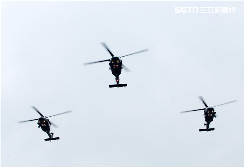 3架黑鷹直升機以分列式飛越會場。（記者邱榮吉/攝影）