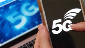 5G競標邁入第24天，電信業者投標的熱度並未衰減。13日熱門頻段3.5GHz標金已經來到了新台幣1253.61億元，進逼世界第2高。（中央社檔案照片）