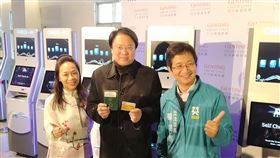 全台首創郵輪自助報到　林右昌體驗雲頂郵輪集團在基隆港設置12台自助報到機，為全台首創，基隆市長林右昌（中）、立法委員蔡適應（右）14日出席記者會，一同聽取雲頂郵輪集團台灣區業務部副總裁劉曉寧（左）介紹使用方式，林右昌隨後並親自體驗。中央社記者王朝鈺攝　109年1月14日