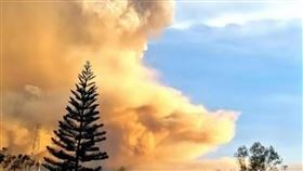 菲律賓塔爾火山瀕臨爆發鄰近菲律賓旅遊勝地塔加泰（Tagaytay，又譯大雅台）的塔爾火山12日下午噴發，當局已升高警戒層級到第4級，代表火山瀕臨爆發。（旅菲台商Aileen Lin提供）中央社記者陳妍君傳真 109年1月12日