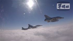 幻象戰機「追思致敬」隊形衝場悼黑鷹，座艙視角畫面曝光。（圖／軍聞社提供）