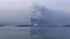 ▲菲律賓塔爾火山（Taal Volcano）爆發。（圖／美聯社／達志影像）