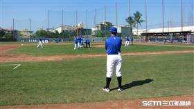 ▲富邦悍將總教練洪一中春訓首次正式練球觀察狀況。（圖／記者蕭保祥攝影）