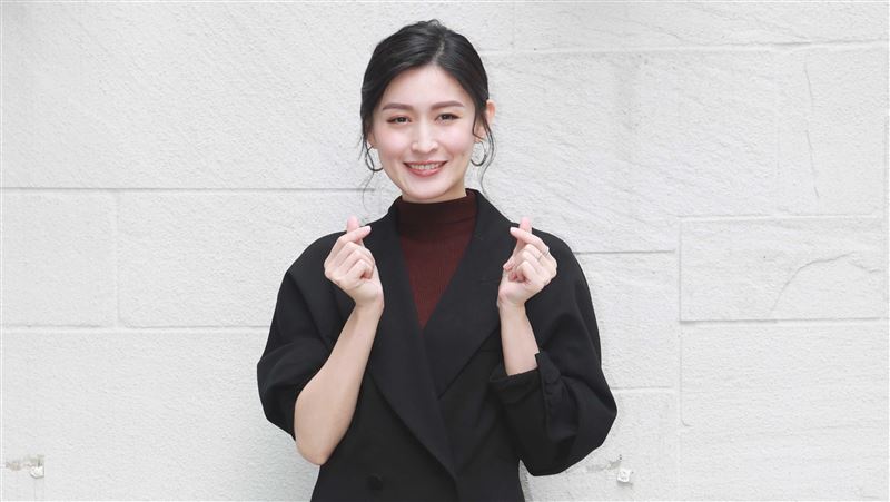 管罄玩角色扮演　緊身衣下竟只穿⋯