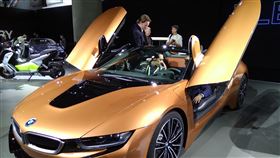 洛杉磯車展　BMW油電混合跑車BMW在洛杉磯車展展出i8 Roadster油電混合敞篷跑車款，上掀式車門極具未來感。中央社記者曹宇帆洛杉磯攝  106年11月30日