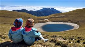 小兄弟登上嘉明湖　留下可愛身影（1）住在新北市的7歲阿興、5歲阿賢兄弟，今年1月初兩人與父母一起登上海拔3000多公尺的三叉山和嘉明湖，兄弟倆並肩坐在湖畔的背影照片，吸引許多網友點閱。（邱德鑫提供）中央社記者盧太城台東傳真　109年1月14日