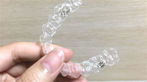 妹子租屋處出現牙套嚇瘋　眾人揭1細節