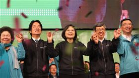 團結迎勝選　民進黨感謝選民相挺2020總統及立委選戰由民進黨大獲全勝，總統候選人蔡英文（中）、副總統候選人賴清德（左2）、現任副總統陳建仁（右2）、總統府秘書長陳菊（左）及黨主席卓榮泰（右）11日晚間在台北競總外感謝支持者，現場飄下勝利彩帶，氣氛熱絡。中央社記者郭日曉攝　109年1月11日